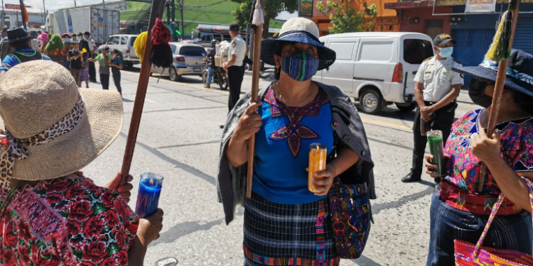 Comerciantes cumplen advertencia y se enfrentan a personas que realizaban bloqueos en la Calle Martí