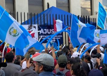 Comerciantes de la capital se unen a las protestas exigiendo cambios en el sistema judicial.