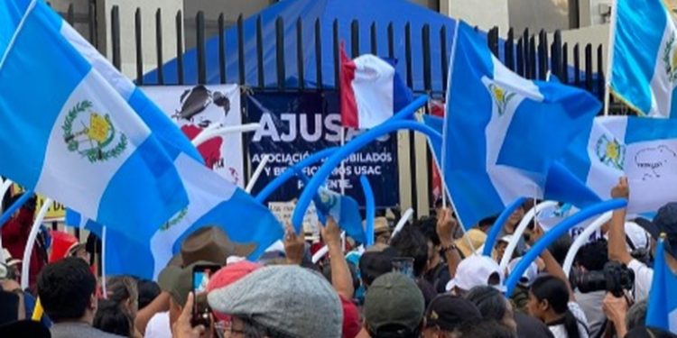 Comerciantes de la capital se unen a las protestas exigiendo cambios en el sistema judicial.