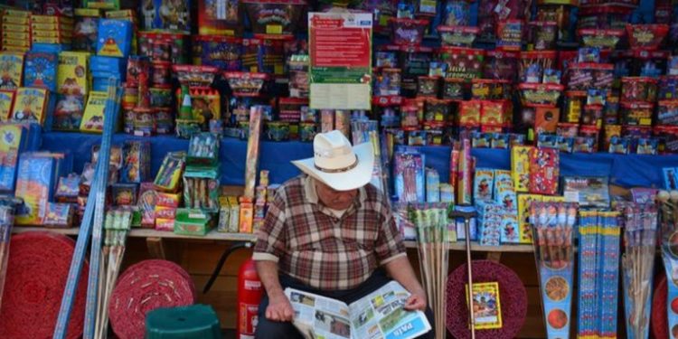 Comerciantes de pirotecnia inauguran ventas en la ciudad para la temporada festiva