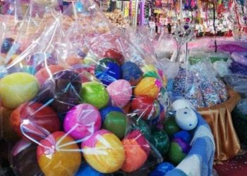 Comerciantes del Centro Histórico apuestan por la venta de cascarones y confeti