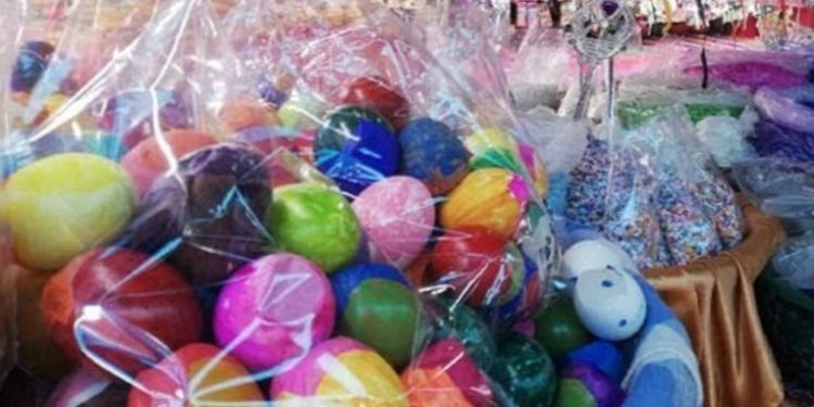 Comerciantes del Centro Histórico apuestan por la venta de cascarones y confeti