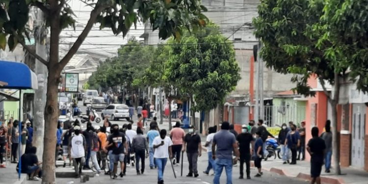 Comerciantes del Mercado San José se enfrentan a la PNC