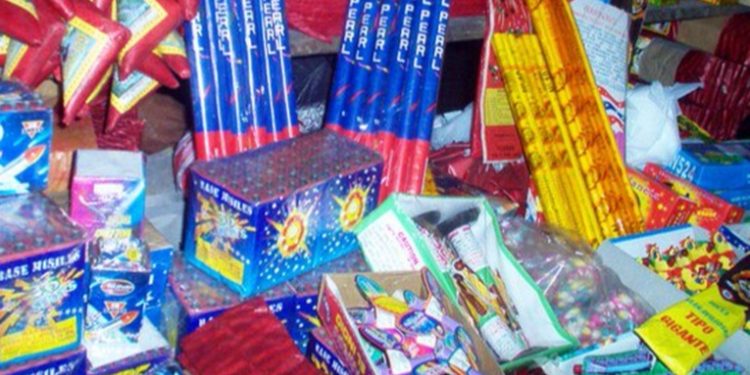 Comerciantes reportan bajas ventas de fuegos artificiales