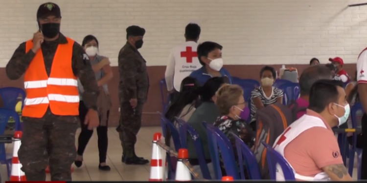 Comienza vacunación a mayores de 30 años