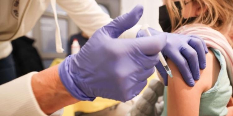 Comité de EE.UU. sugiere priorizar vacunas Pfizer y Moderna sobre J&J
