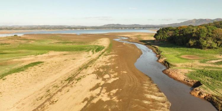 Cómo intentan salvar el Canal de Panamá, que enfrenta una sequía dramática