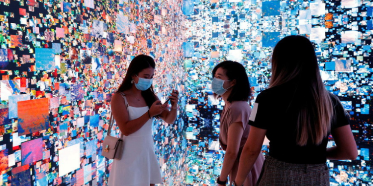 Compran tierras virtuales en el 'metaverso' por un valor récord de 2,4 millones de dólares en criptomoneda.