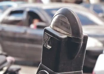Comuna capitalina busca procesar a cuidadores de carros que obligan al pago a los pilotos