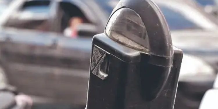 Comuna capitalina busca procesar a cuidadores de carros que obligan al pago a los pilotos