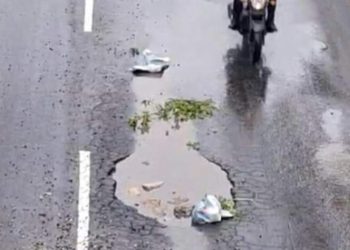 Comuna capitalina repara bache en acceso del Periférico hacia Calzada Roosevelt