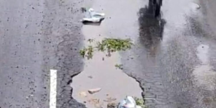 Comuna capitalina repara bache en acceso del Periférico hacia Calzada Roosevelt