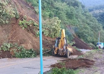Comunicaciones limpia derrumbes en carreteras tras sismos del martes