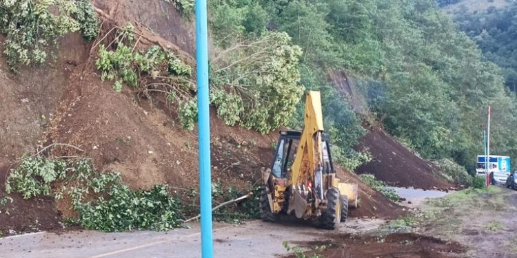 Comunicaciones limpia derrumbes en carreteras tras sismos del martes