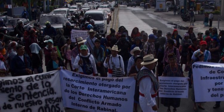 Comunidades de Alta Verapaz cierran paso en calle Martí