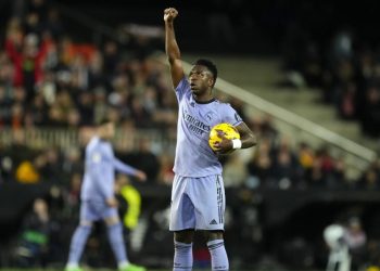 Condenados a 8 meses de cárcel tres seguidores por insultos racistas a Vinicius en Mestalla