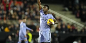 Condenados a 8 meses de cárcel tres seguidores por insultos racistas a Vinicius en Mestalla