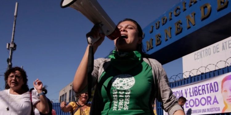 Condenan a 50 años de cárcel a mujer que tuvo aborto en El Salvador