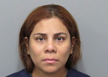 Condenan a cadena perpetua en EEUU a madre que dejó sola a su bebé para irse de vacaciones