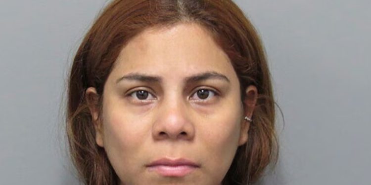 Condenan a cadena perpetua en EEUU a madre que dejó sola a su bebé para irse de vacaciones