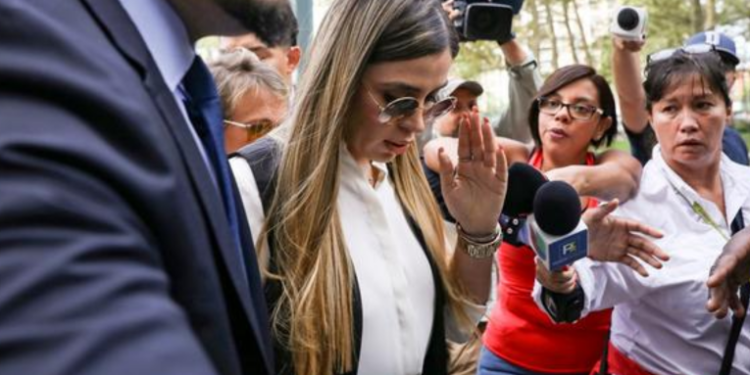 Condenan a esposa de el Chapo a tres años de prisión en Estados Unidos