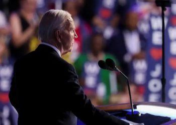 Condenan demanda a plan para regularizar migrantes de Biden