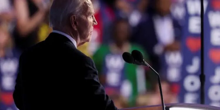 Condenan demanda a plan para regularizar migrantes de Biden