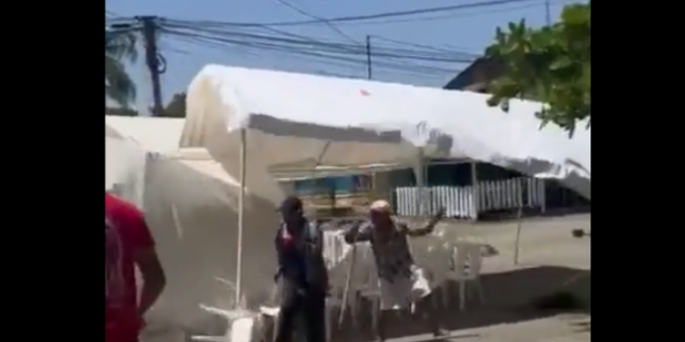 Conductor de pick up arruina evento de la UNE antes de iniciar mitin