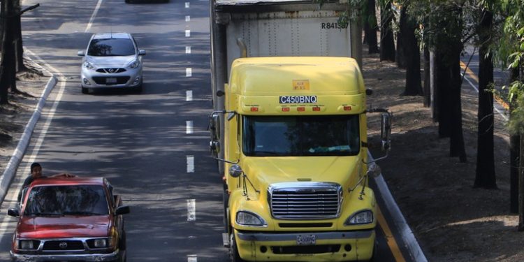 Conductores de transporte pesado enfrentarán multas de Q200 en Villa Nueva por no utilizar carril derecho en ascenso de Villa Lobos