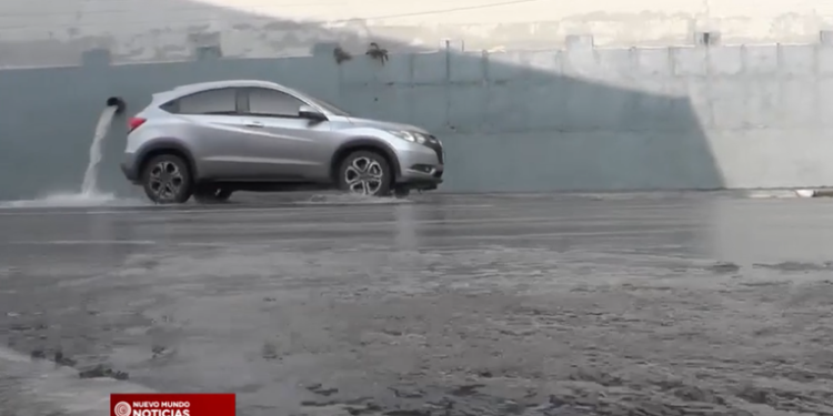 Congestionamientos en la capital debido a lluvias y vehículos averiados