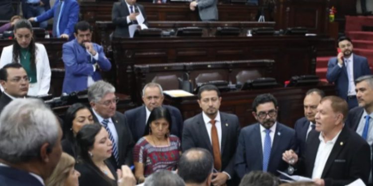 Congreso aprueba ley de tarjetas de crédito, la que entrará en vigencia en 6 meses