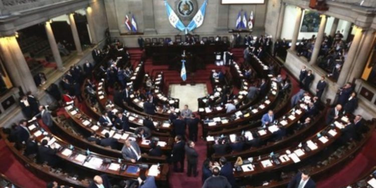 Congreso aprueba reformas de Ley para que militares estén más tiempo de alta