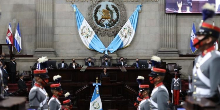 Congreso celebra sesión solemne en honor a la independencia patria