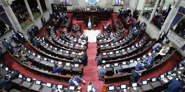 Congreso designa 34 comisiones, pero deja pendientes las más importantes.