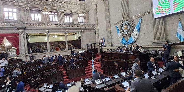 Congreso evalúa aumento salarial para diputados: informe financiero será clave