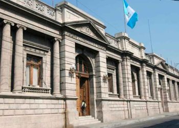 Congreso impulsará reestructuración salarial que fija tope a sueldos de empleados