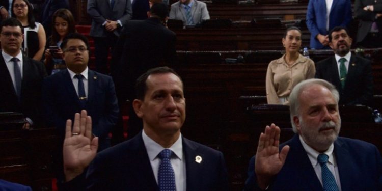 Congreso juramenta a decanos de Derecho para comisiones de postulación