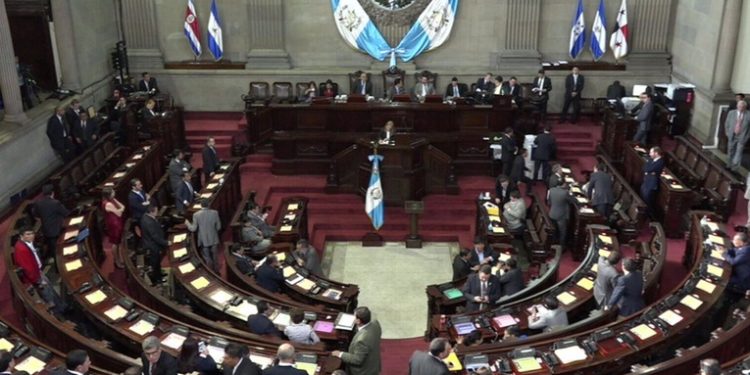 Congreso pospone la juramentación de Héctor Hugo Pérez Aguilera como magistrado de la CC