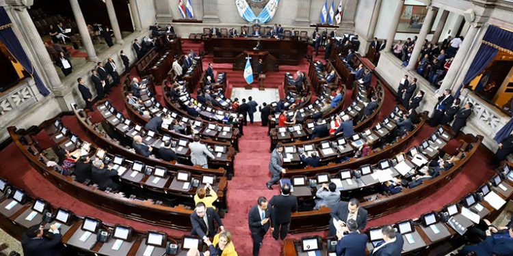 Congreso recibe antejuicio contra 2 magistrados de la CC