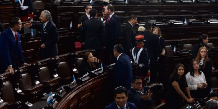 Congreso suspende sesión por falta de quórum, retrasando debate de importantes iniciativas de ley