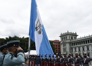 Conmemoran el dí­a de la bandera en la Plaza de la Constitución