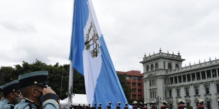 Conmemoran el dí­a de la bandera en la Plaza de la Constitución