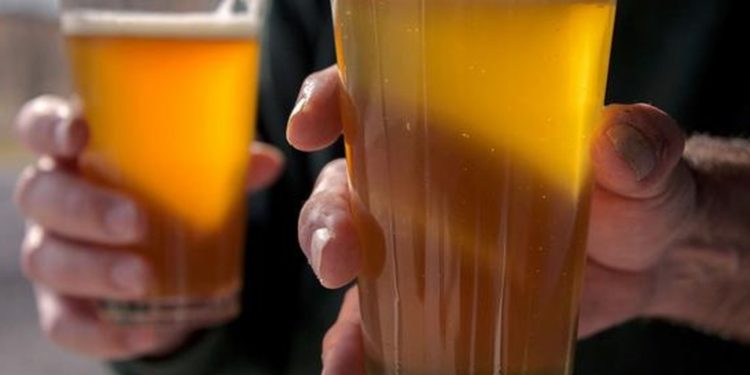 Conozca la innovadora cerveza que utiliza agua de ducha reciclada