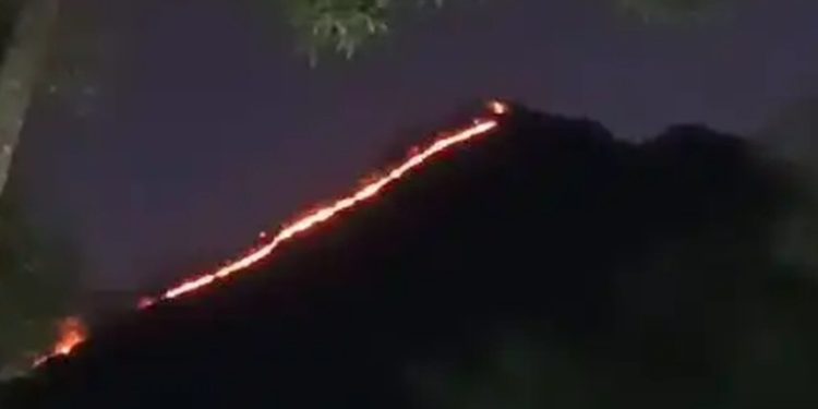 CONRED declara alerta roja por incendio en el volcán de agua