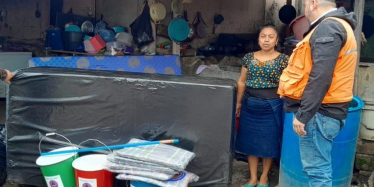 Conred entrega ayuda humanitaria a comunidades afectadas por lluvias en el interior del país