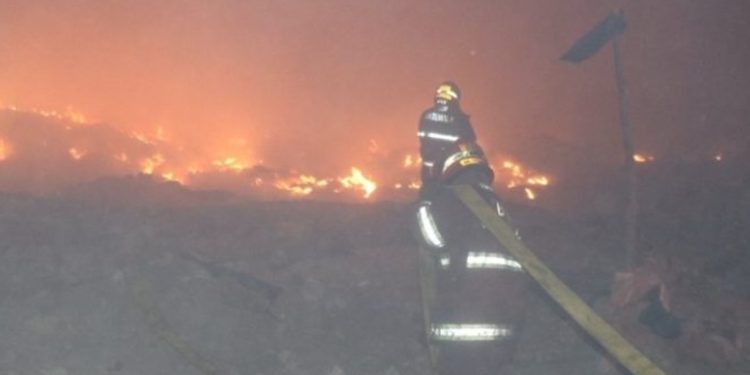 Conred logra controlar incendio en vertedero de AMSA, Villa Nueva