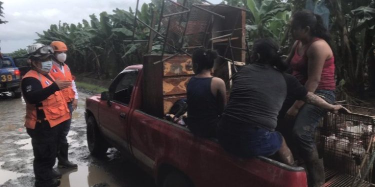 CONRED realiza evacuaciones en el sector Calle Vieja, Rí­o Bravo en Suchitepéquez