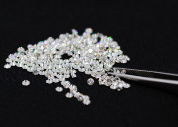 Consiguen convertir el plástico en diamantes usando potentes láseres