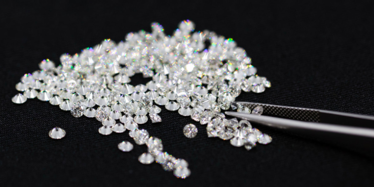 Consiguen convertir el plástico en diamantes usando potentes láseres