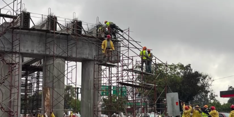 Construcción de paso a desnivel causa el cierre de carriles en la calzada Roosevelt